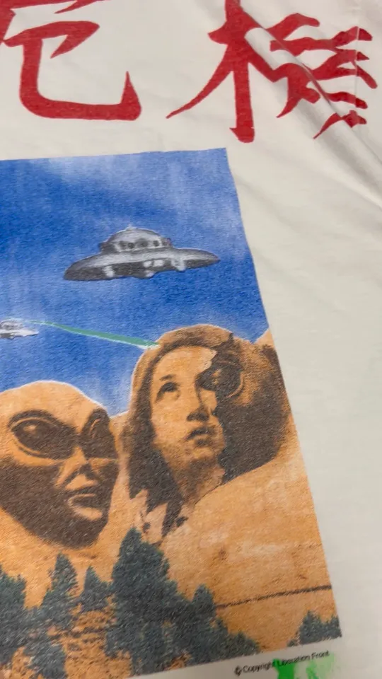 SAINT Mxxxxxx × Sean Wotherspoon SW_SS TEE/KIKI/WHT Alien Crisis/Alien President Mountain TEE Off-white S-XL Super handsome co-branded alien print design Ultra-difficult printing restoration High printing difficulty The word 'Crisis' is printed on the body and sleeve bones Correct version Customized SW co-branded accessories/cylindrical side seam fabric Enzyme heavy washing water distressing Handmade garments with graffiti and ink splashing